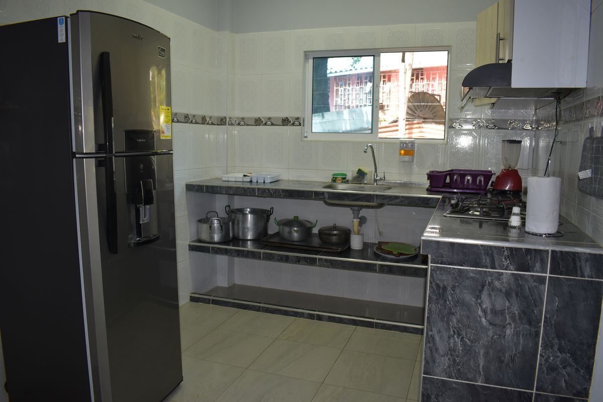 Cocina con nevera y estufa a gas