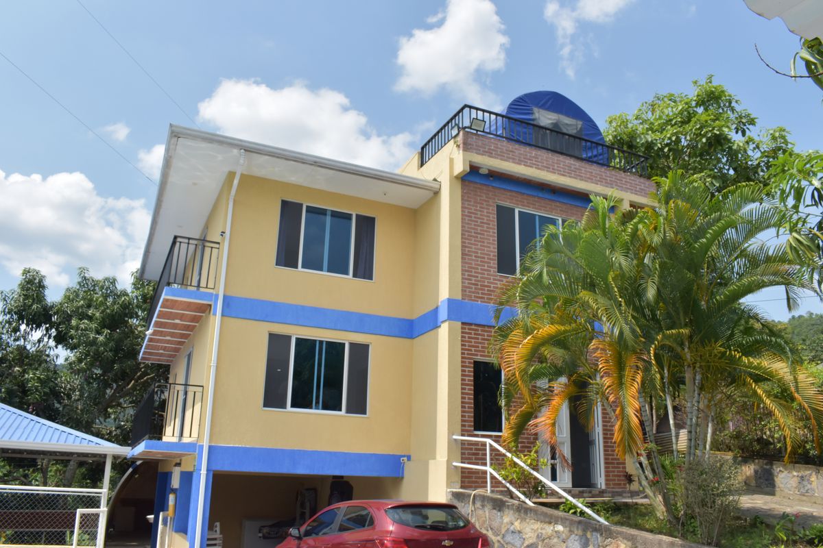 Fachada amarilla con franjas azules