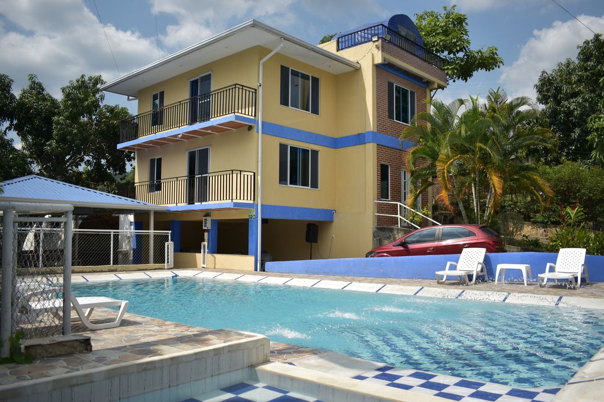 La casa amarilla y la piscina de Guasi